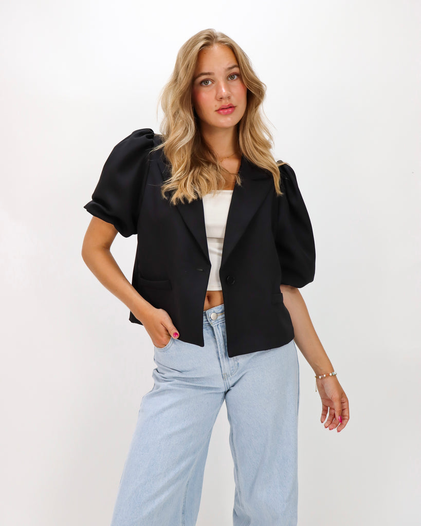 Zwarte korte blazer met pof mouwen