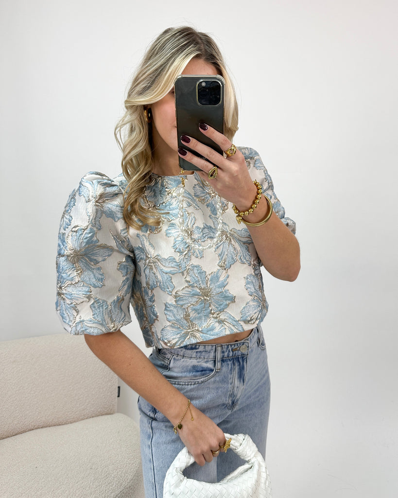 Blauwe jacquard top met pof mouwen en bloemen opdruk