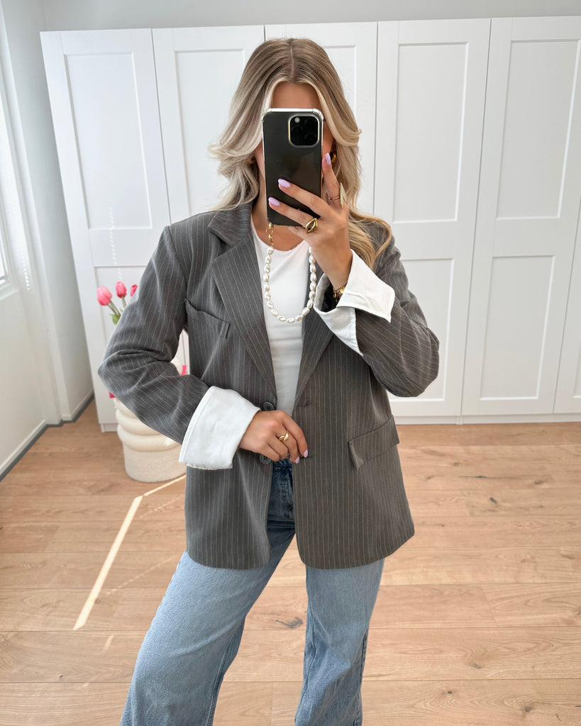 Grijze gestreepte blazer met omgeslagen witte blouse mouw