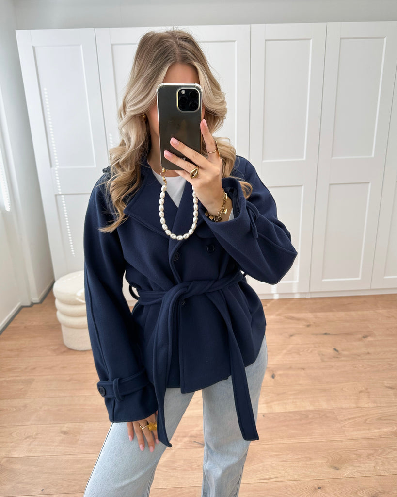 Donker blauwe/navy korte trench coat met knoop sluiting en strik in de taille