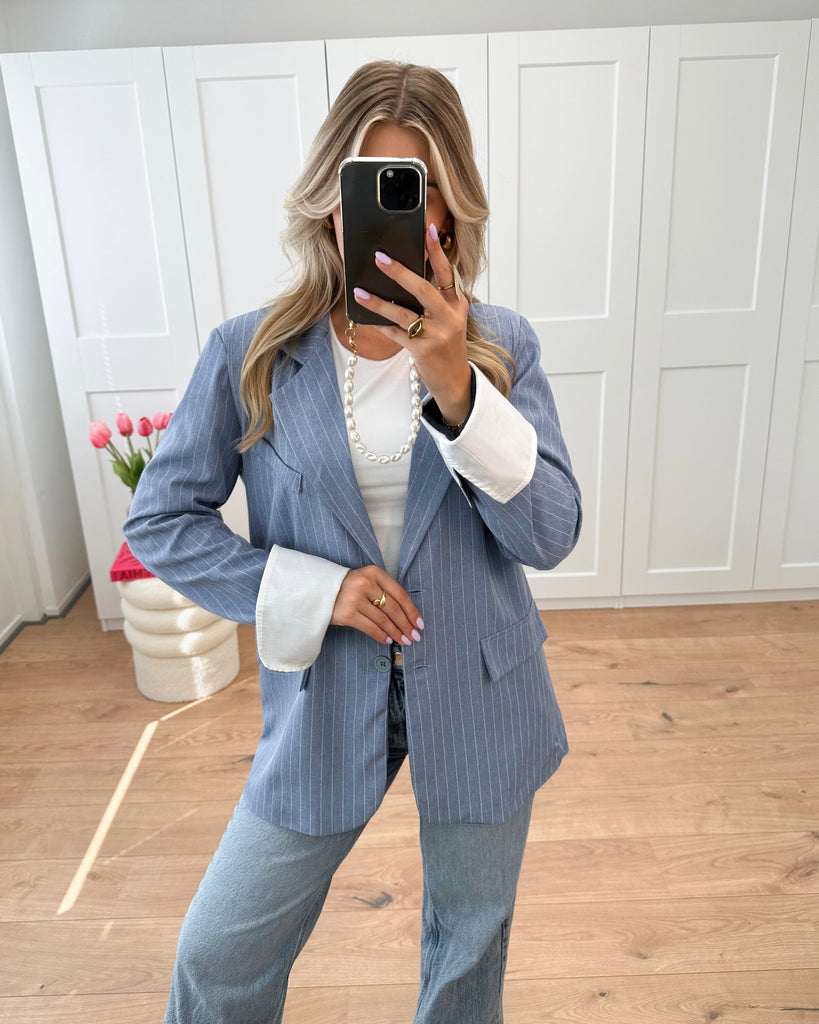 Blauwe gestreepte blazer met omgeslagen witte blouse mouw