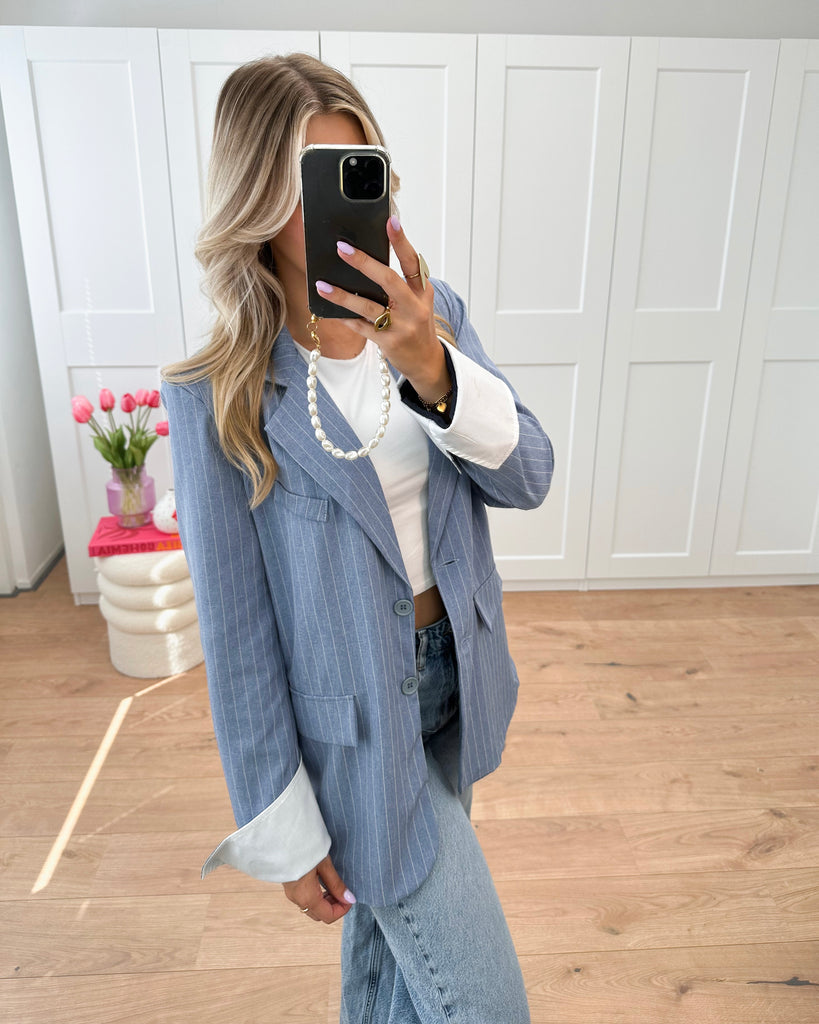 Blauwe gestreepte blazer met omgeslagen witte blouse mouw