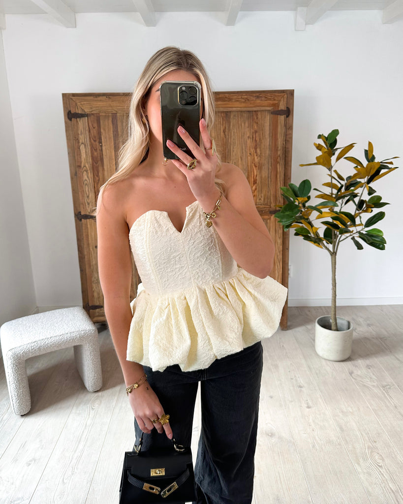 Ecru/witte strapless peplum top met hartvormige decolleté en gestructureerd patroon